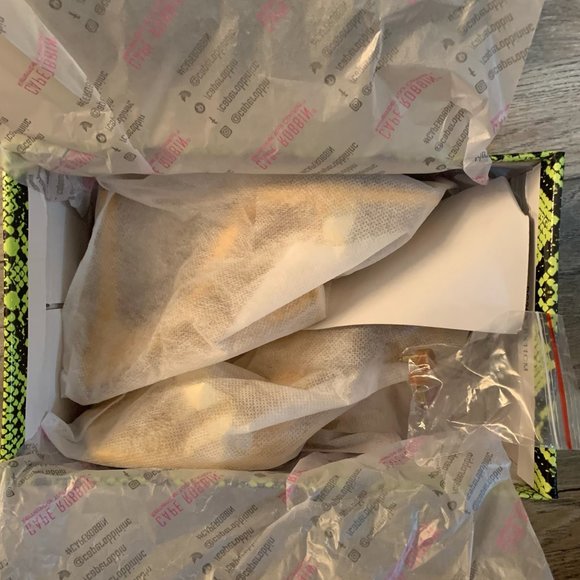 NWT CAPE ROBBIN AIGO GOLD STUDDED LACE UP HEELS YELLOW 5.5 - Picture 7 of 16